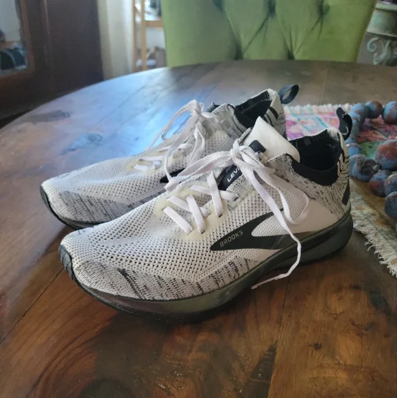 BROOKS TENNIS SHOES SIZE 9 - Picture 1 of 10